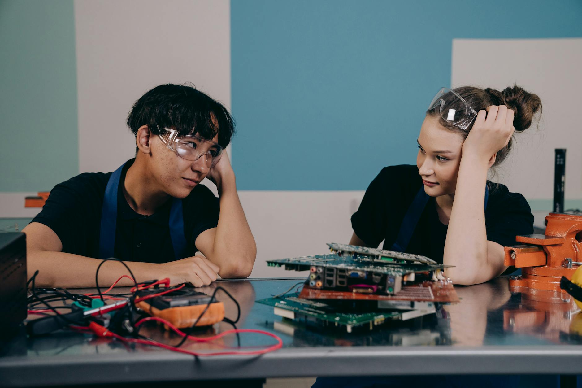 goalgarden-education-6a09d46a1838f people working with electronics